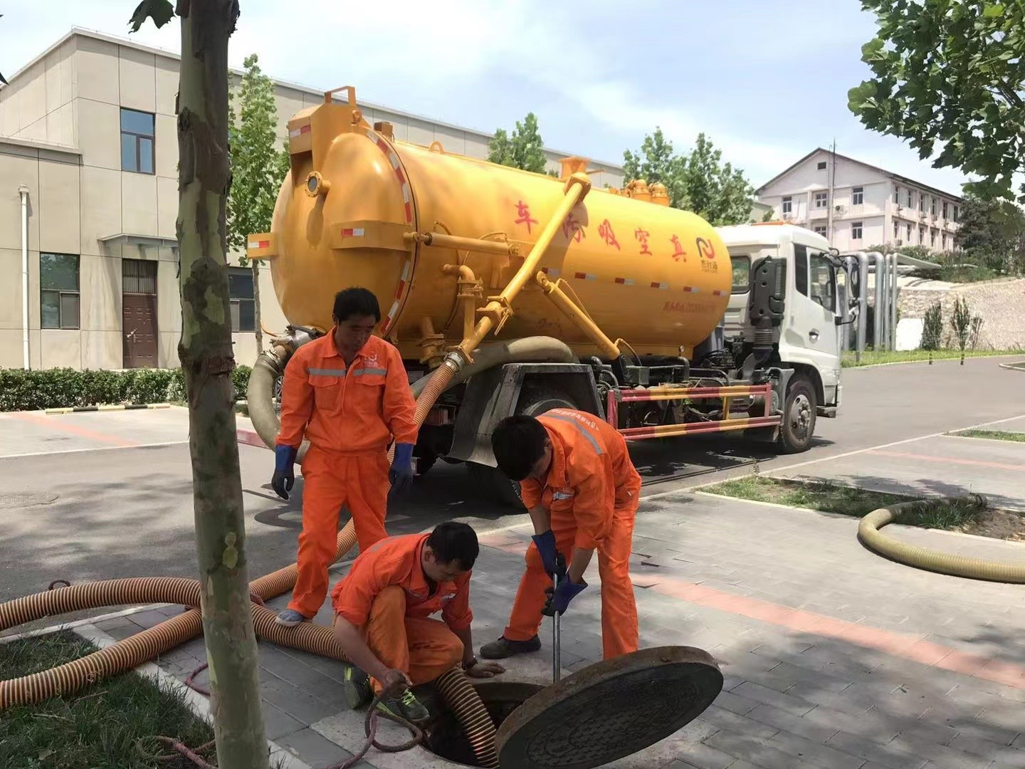 德化管道疏通车停在窨井附近