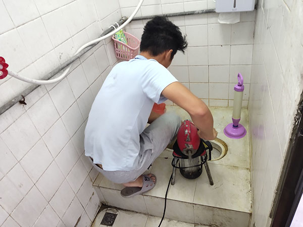 德化管道堵塞冒臭气 专业师傅现场解决问题