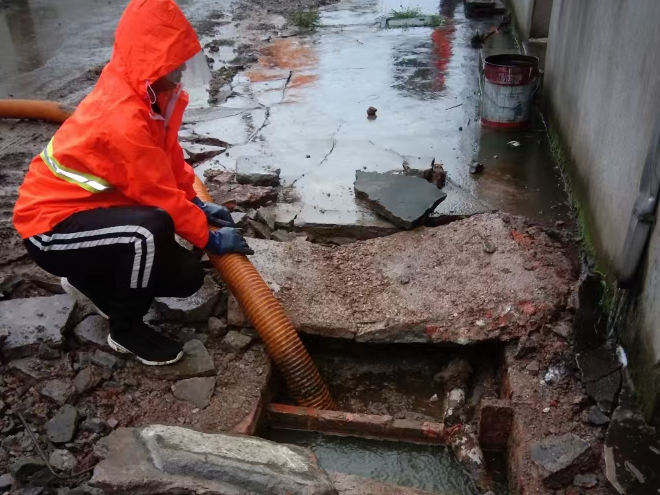 德化专业清理污水池 炜誉市政以规范流程守护城市 “肠道”