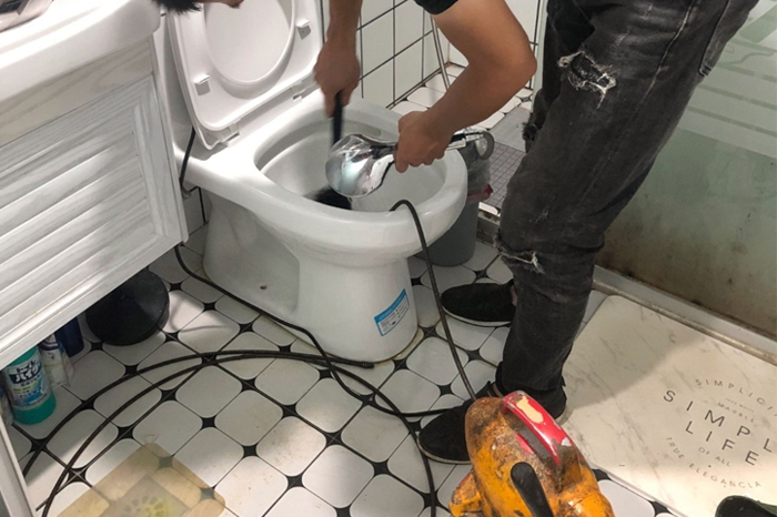 德化马桶堵塞自己疏通还是找师傅?专业上门服务让你省时更省心